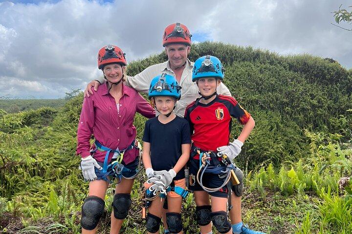 Descente en rappel à l'intérieur du volcan Trillizos sur l'île Isabela