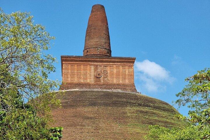 アヌラーダプラ、ポロンナルワ、シギリヤのプライベートガイドツアー
