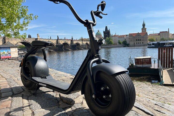 Praga Fat Tire E-Scooter Tour com um guia local