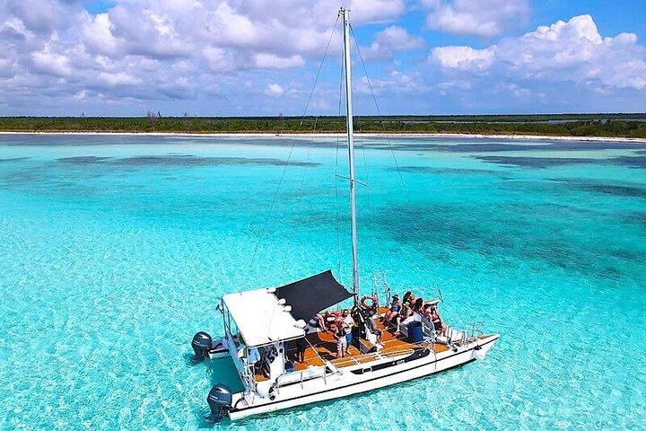 Schnorcheln mit dem Katamaran nach El Cielo und zum Money Bar Beach Club