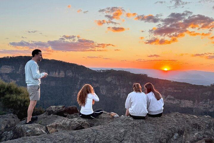 Intima Montañas Azules Canguros Salvajes y Puesta de Sol para Amantes de la Naturaleza
