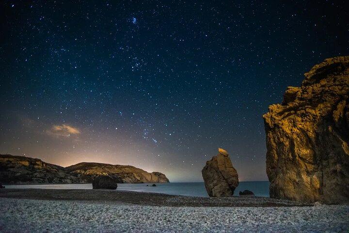 Noite romântica em Aphrodites Rock