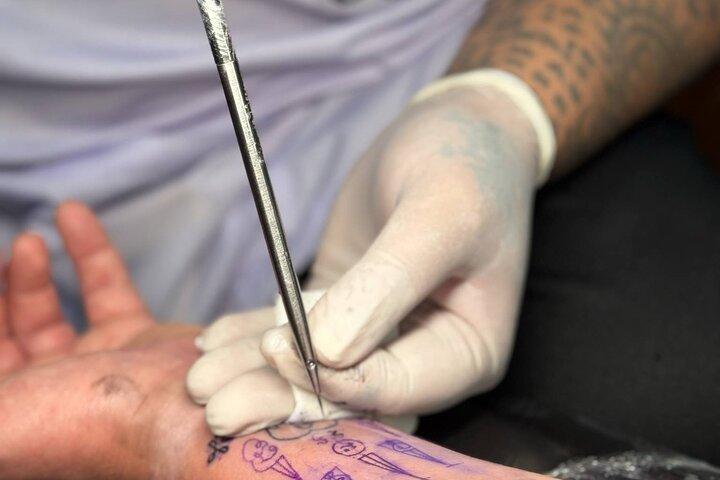 Experiencia tradicional tailandesa del tatuaje con la ceremonia