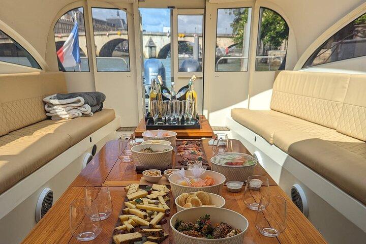 Wijn- en kaasproeverij op een VIP cruise op de Seine
