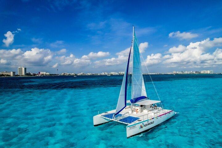 Tour en catamarán, barra libre y club de playa Isla Mujeres