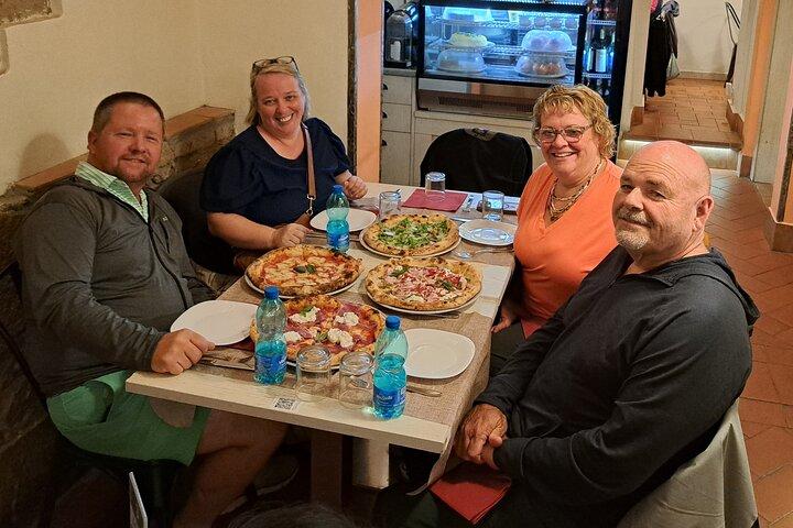 Autentisk fuld middag og vin oplevelse med en sommelier i Pisa