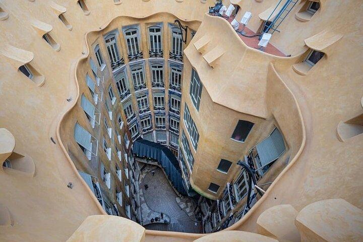 Casa Milà by Gaudí : Visite à pied architecturale