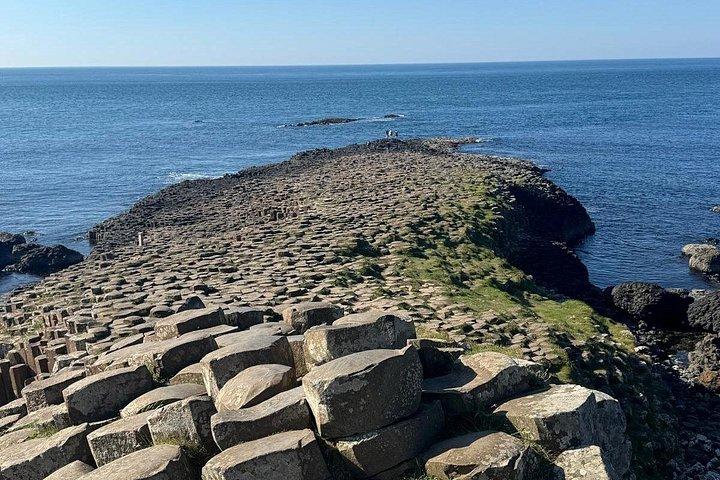 ベルファスト発プライベートラグジュアリー小グループジャイアンツコーズウェイツアー