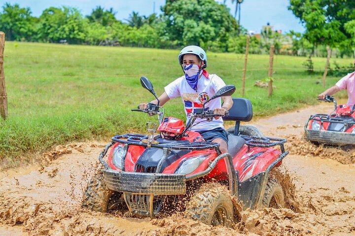 Avventura di mezza giornata 4X4, ATV, visita alla spiaggia di Macao e una grotta sul fiume