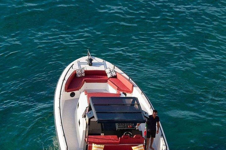 カプリ島、洞窟、ファラリオーニのプライベート ボート ツアー