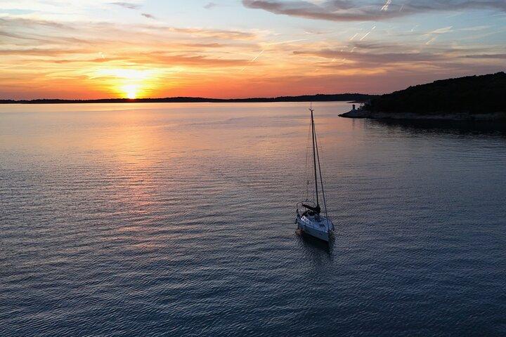 Pula: Privat Golden Hour Segel - Delfiner, drycker och Brijuni Visningar