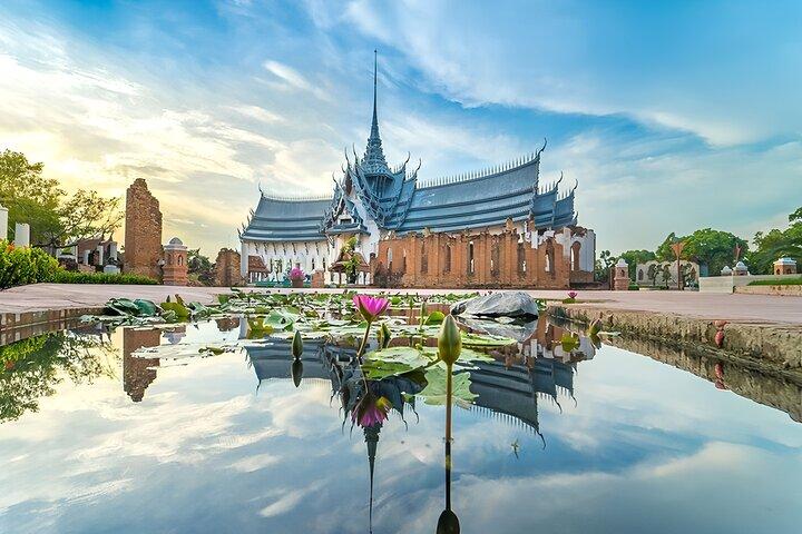 Explora la ciudad antigua Mueang Boran y el Museo Erawan