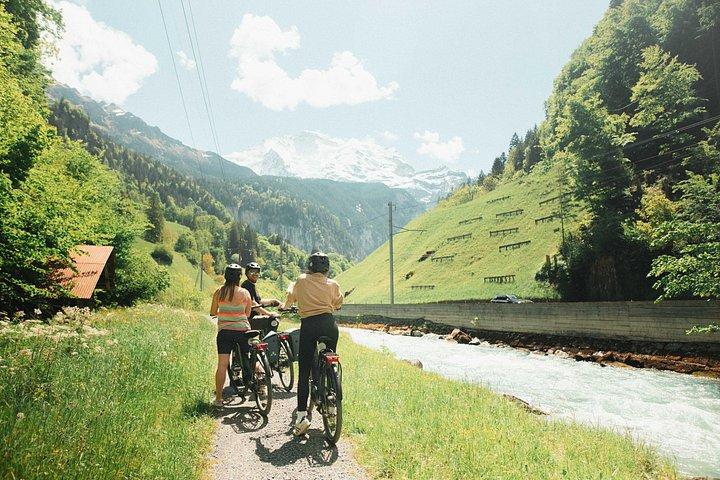 インターラーケンバレーEバイクツアー： 川、湖、森、城