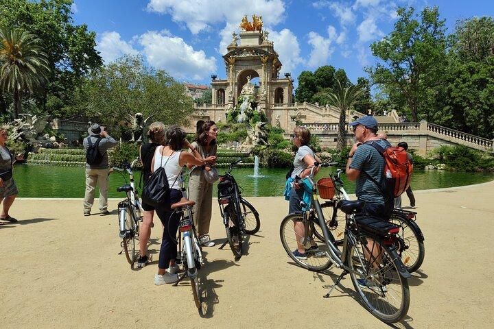 Barcellona: Tour in bicicletta o eBike, Attrazioni principali e approfondimenti locali