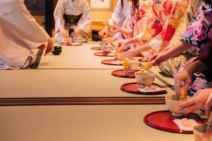 Elegant te ceremoni mens du bærer kimono oplevelse i Kyoto