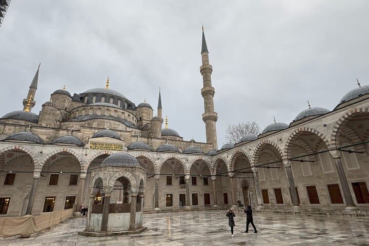 Istanbul Mosques Walking Tour: Hagia Sophia and Blue Mosque