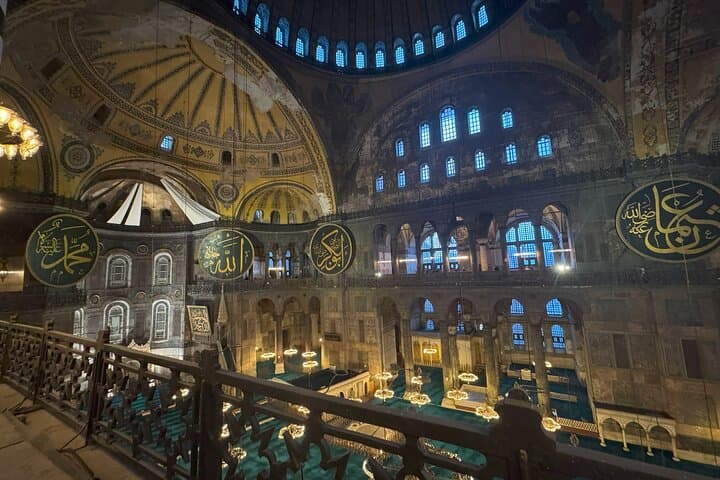 Istanbul Mosques Walking Tour: Hagia Sophia and Blue Mosque