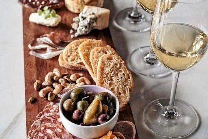 ブドウ畑とワイン醸造所を巡る6つのワインの試飲とラジーゼでのワインセラーツアー