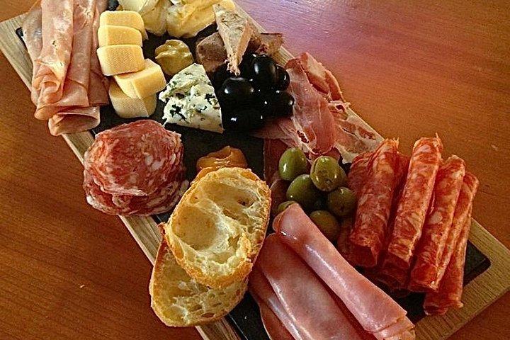 ブドウ畑とワイン醸造所を巡る6つのワインの試飲とラジーゼでのワインセラーツアー