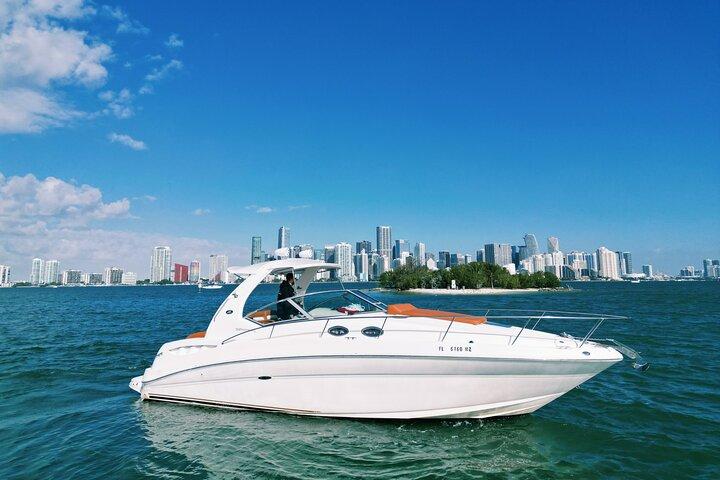 Private Kapitänyacht : Skyline-Blicke & Golden Hour Cruise