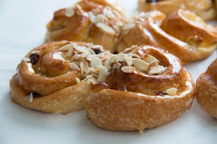 Bicolor Croissant & Pastry Making Class in Central Paris