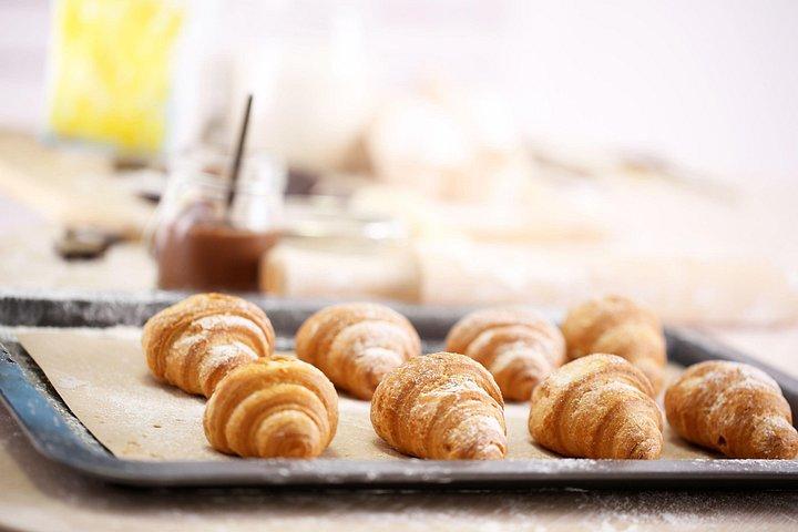Bicolor Croissant & Pastry Making Class in Central Paris