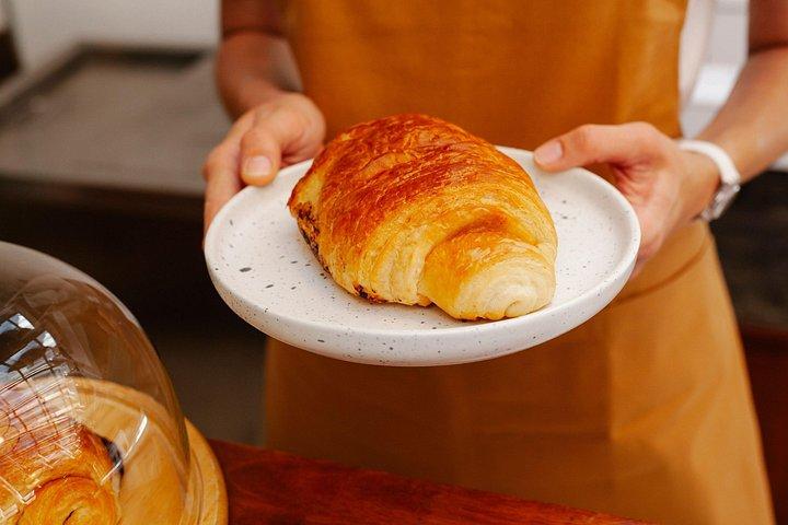 Bicolor Croissant & Pastry Making Class in Central Paris