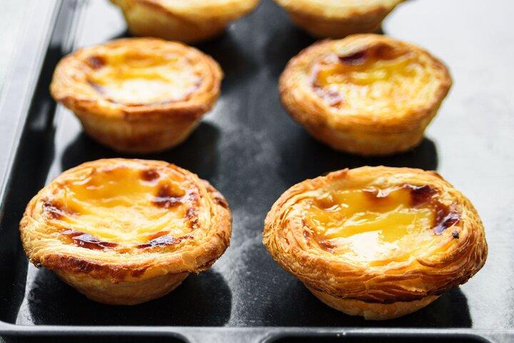 Master Portugal's Iconic Custard tartas no centro de Lisboa