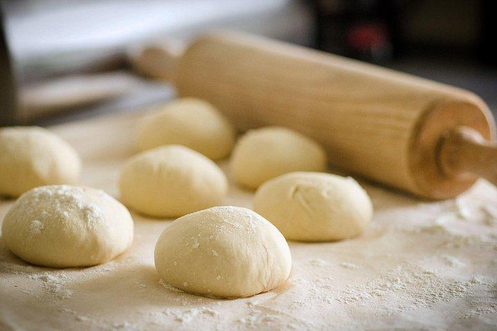 ポルトガルで最も象徴的なパンを居心地の良いリスボンキッチンで焼く