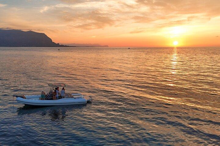 ディンギーでパレルモの海岸を巡るプライベートツアー