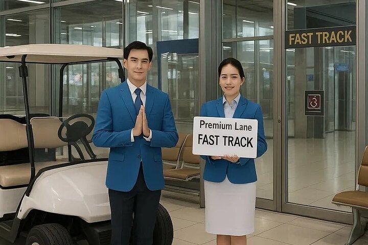 Entrada prioritaria por vía rápida en el aeropuerto de Bangkok con guía