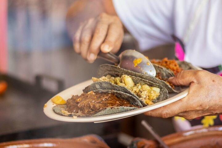 Tour a pie por la comida de Cozumel : Comer local & descubrir gemas ocultas