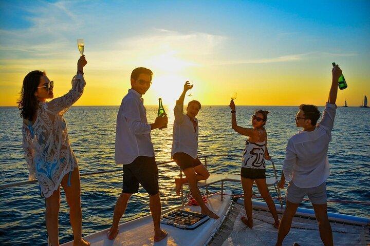 Isla de Coral de Phuket y cena al atardecer en catamarán de lujo