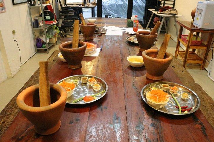 タイマーケットツアー&ピミーとバンコク中心部の料理教室