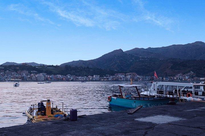 カターニアから: タオルミーナ歴史地区とサンセットボートツアー