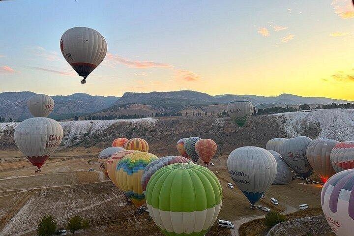 パムッカレの日の出時の豪華熱気球ツアー
