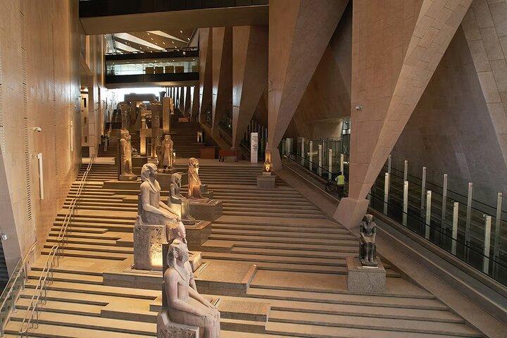 大エジプト博物館、ピラミッドへのプライベート日帰りツアー