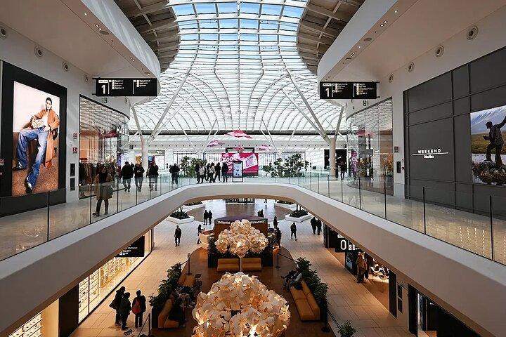 Excursion privée de shopping de luxe à MaxiMall depuis Naples ou Sorrente