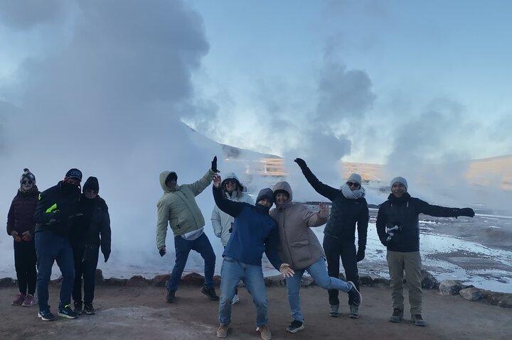 Geysers de Tatio au lever du soleil depuis San Pedro de Atacama