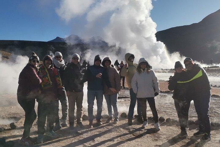 Geysers de Tatio au lever du soleil depuis San Pedro de Atacama