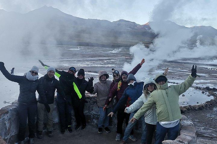 サン・ペドロ・デ・アタカマから見た日の出時のタティオ間欠泉