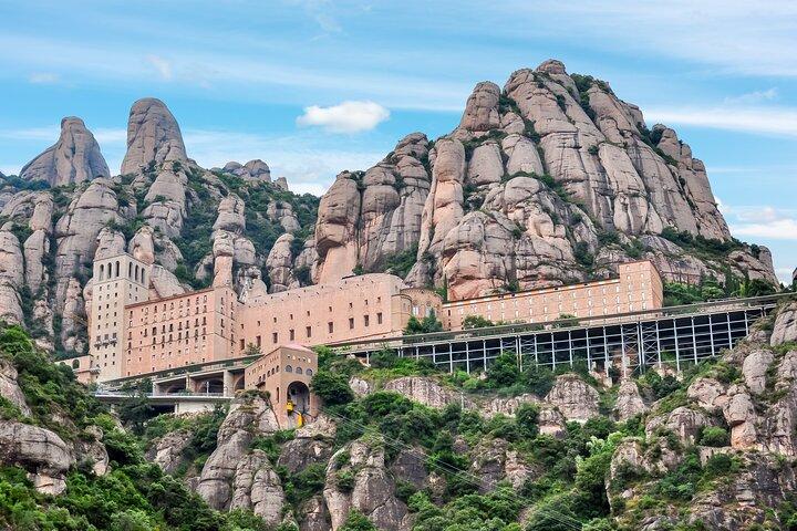 Halbtägige geführte Besichtigung von Montserrat & Sagrada Familia