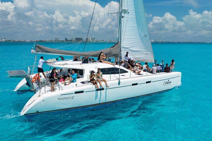 Cancun Catamaran: Vaar naar Isla Mujeres + Buffet & Drankjes