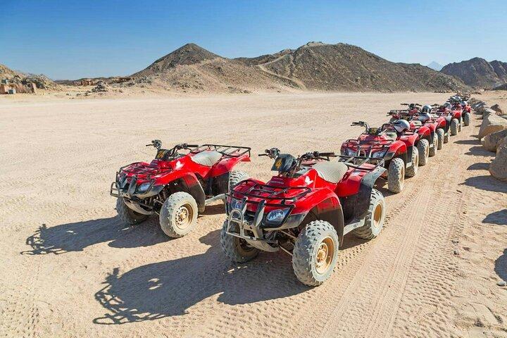 ダハブ砂漠でのクワッドバイクとホテルピックアップ