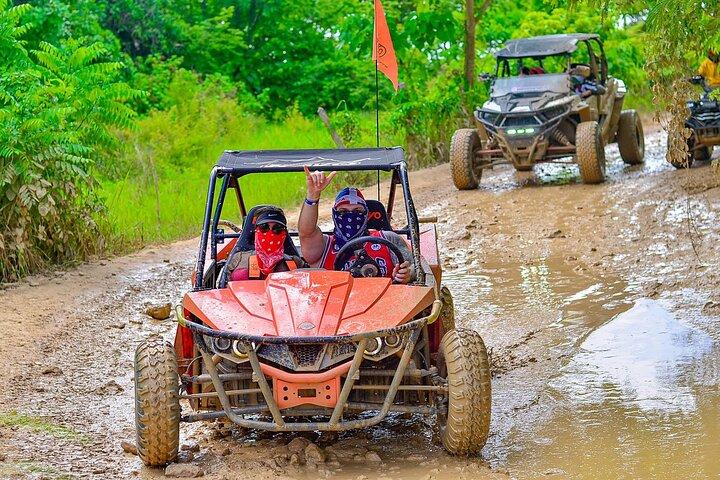 Punta Cana Buggy Avventura a Macao Beach con Taino Cave Swim