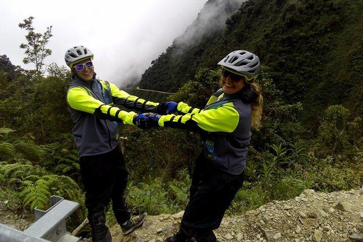 Passeio de bicicleta em declive na Estrada da Morte