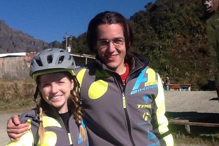 Passeio de bicicleta em declive na Estrada da Morte