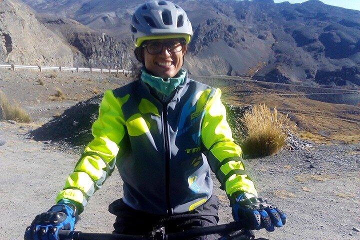 Passeio de bicicleta em declive na Estrada da Morte