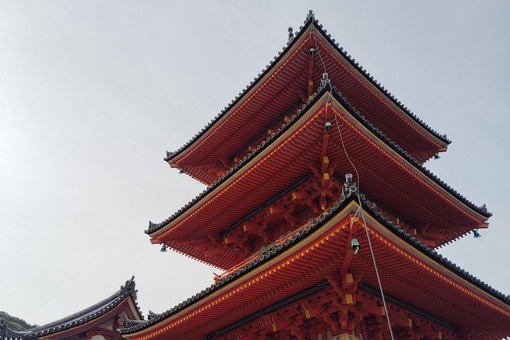 京都： 霊峰清水寺の日の出の静けさ