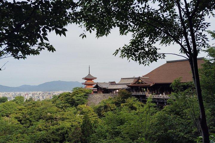 京都： 霊峰清水寺の日の出の静けさ